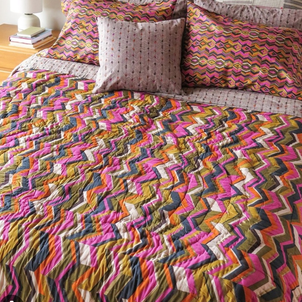 Erica Tanov Queen Quilt & 2 King Pillow Cases & 2 Throw Pillows Echoed Zig Zag